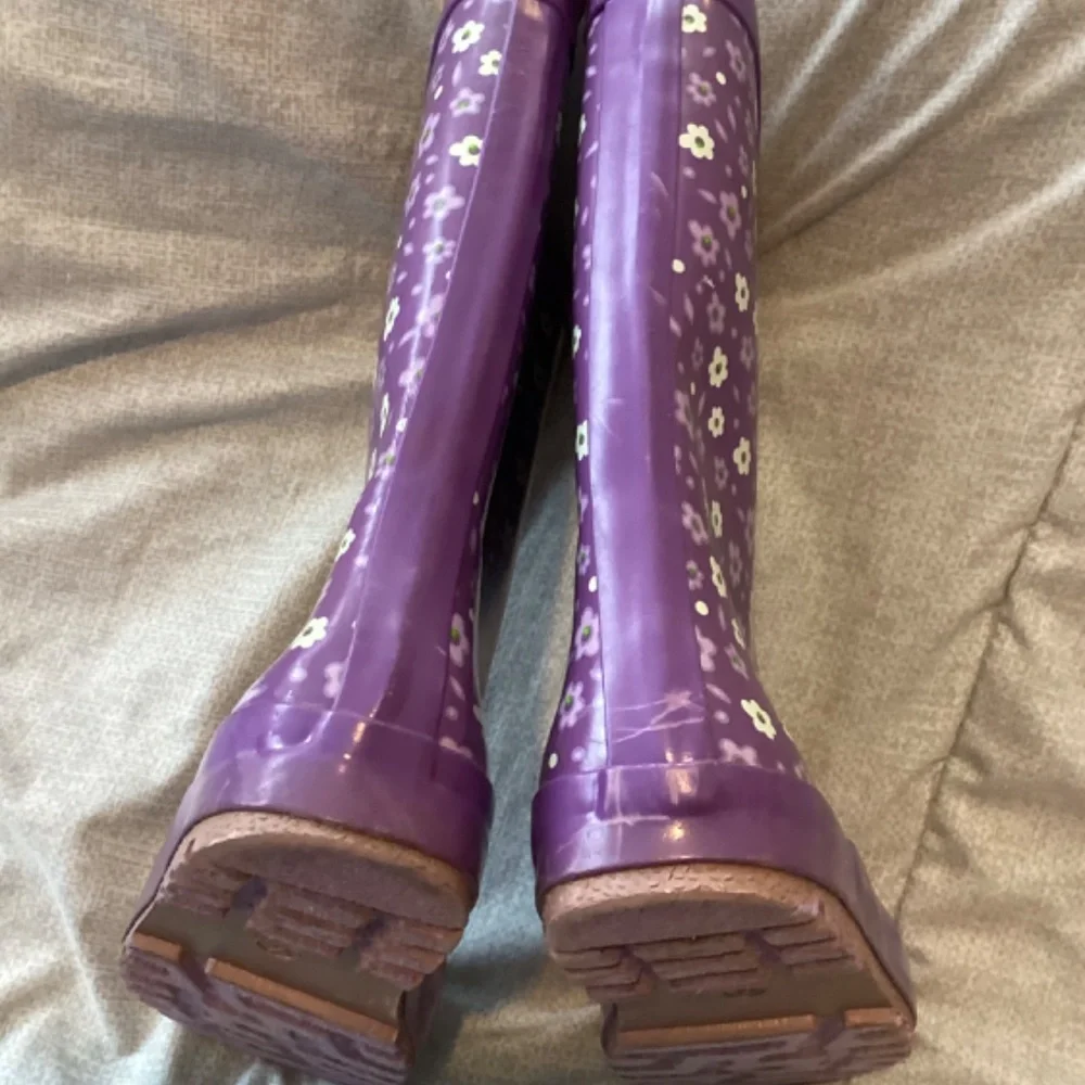 Girl Purple Rain Boots Size 2 3 with White Flowers  Rubber